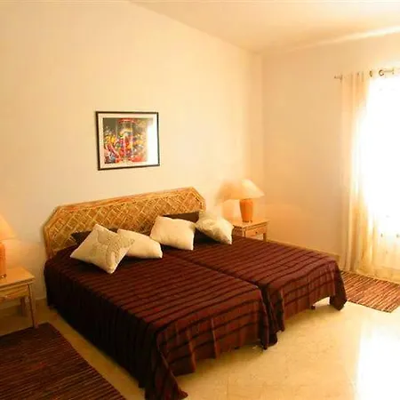 Sleeps 8 Pool Air Con T480205